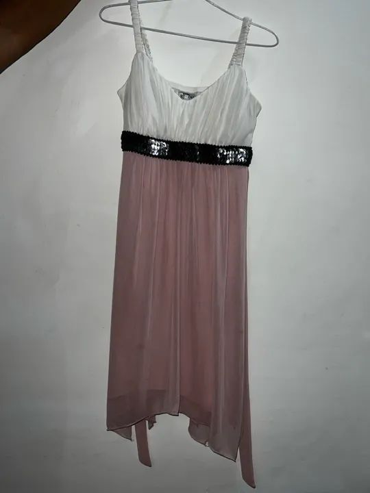 Vestido branco e rosa com detalhes em preto - Foto 2