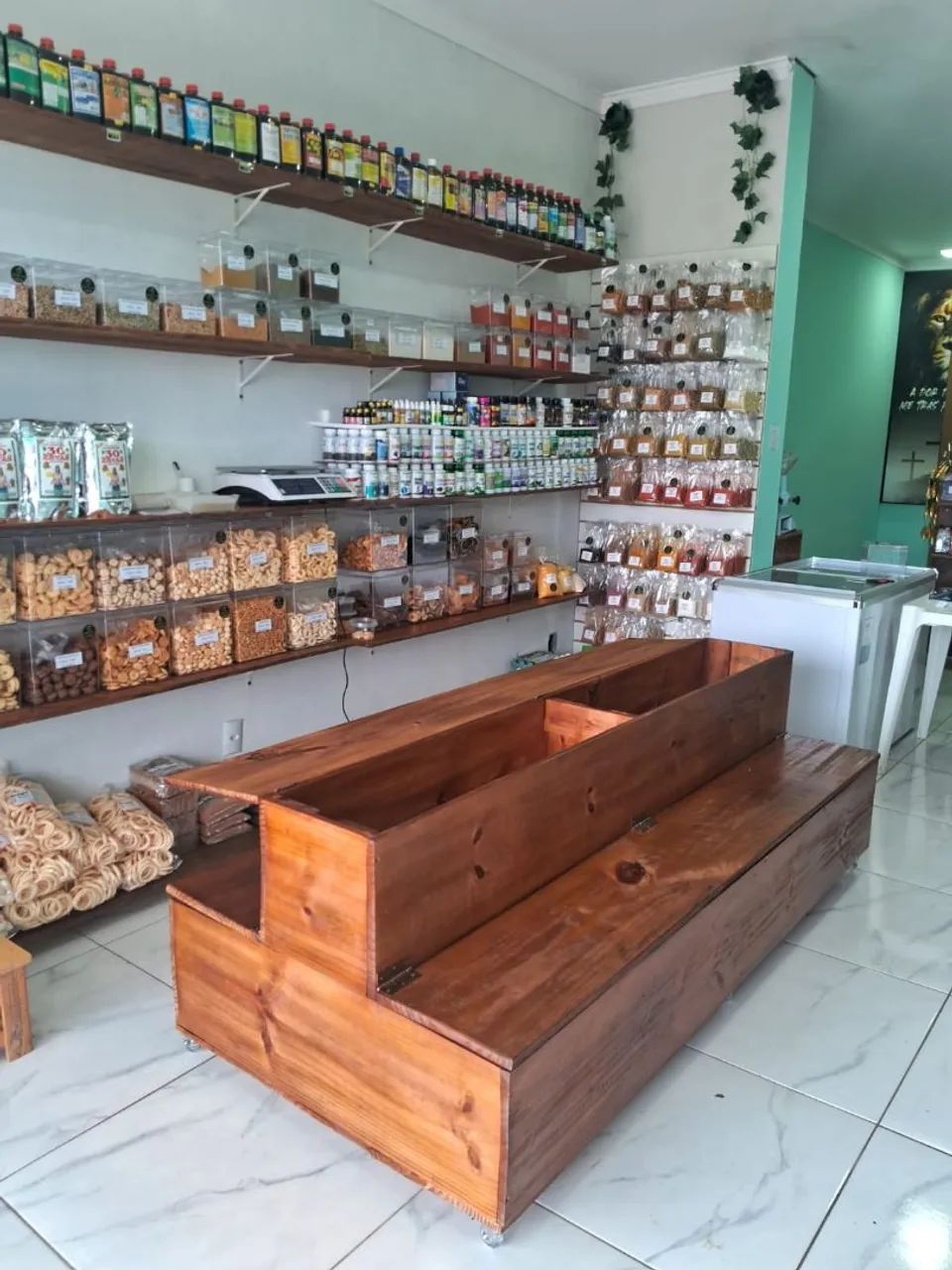 Expositor escada com baú 