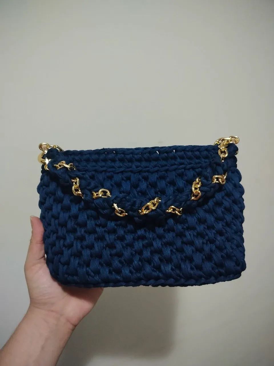 Bolsa Azul com Detalhes Dourados e corrente transversal 