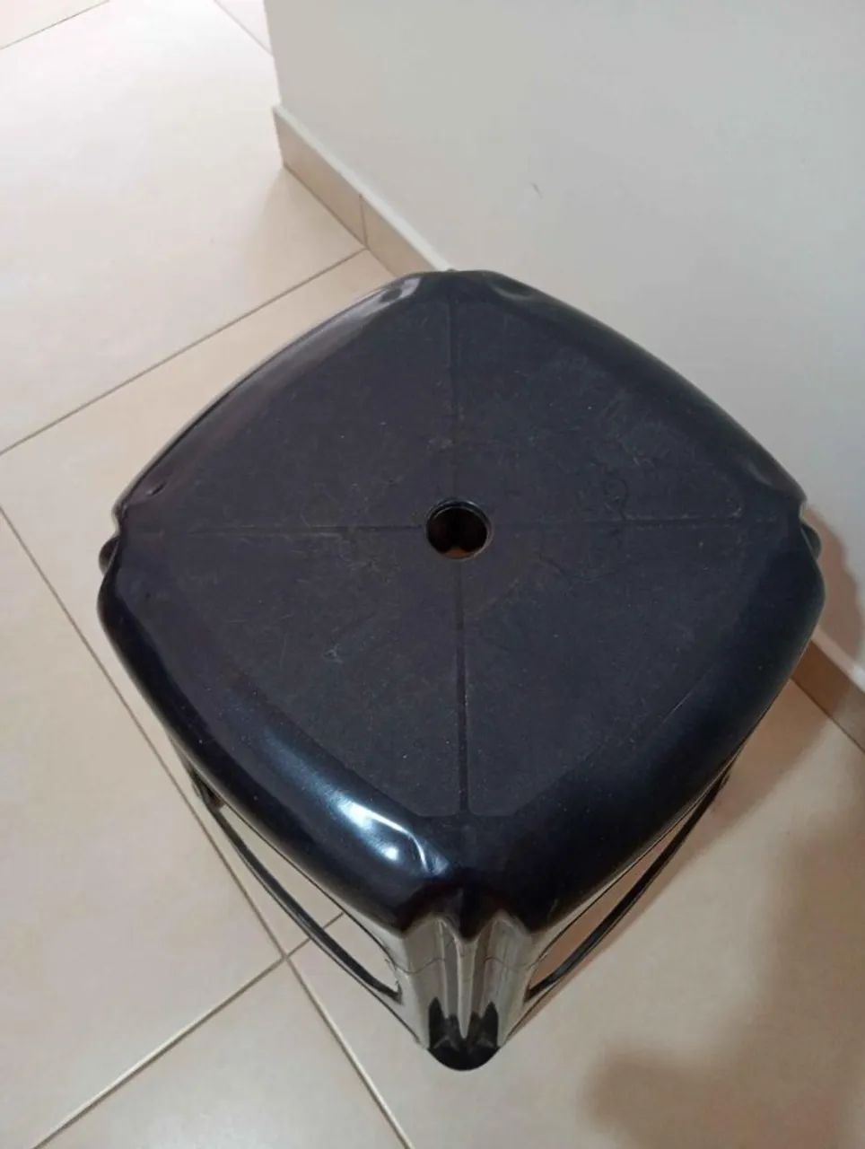 Banquinho em Plástico Preto 46 cm x 33 cm x 33 cm