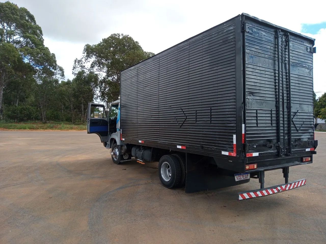 Caminhão Volkswagen 6.90 Baú - Ótimo estado! - Foto 2