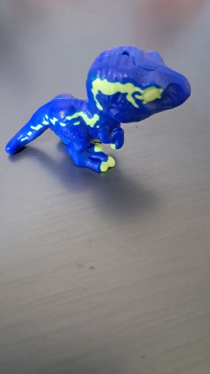 Dinossauro  velociraptor kinder Joy jurássic World 