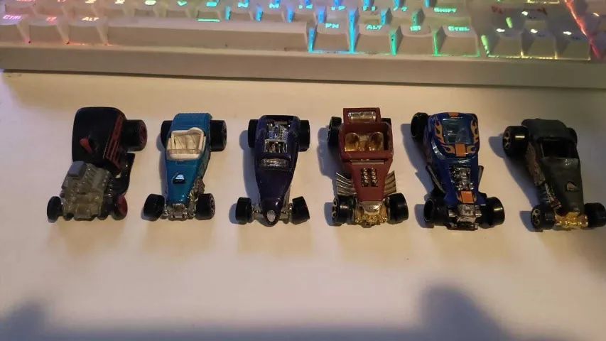 Seis miniaturas carrinhos Hot Wheels