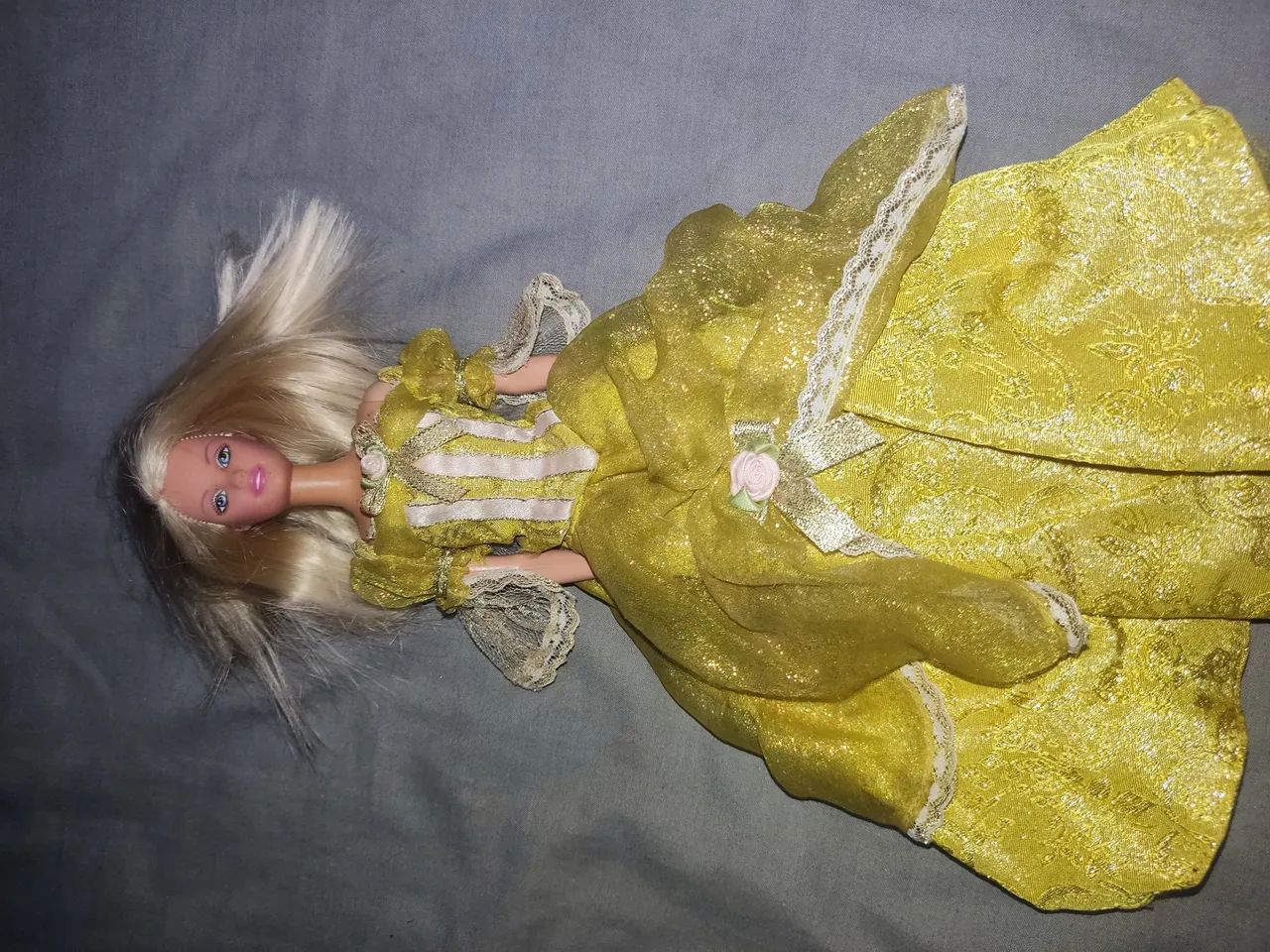 Boneca Princesa em vestido amarelo