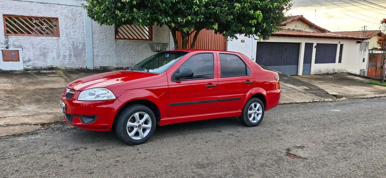 Fiat Siena 1.0 vermelho em Ótimo estado
