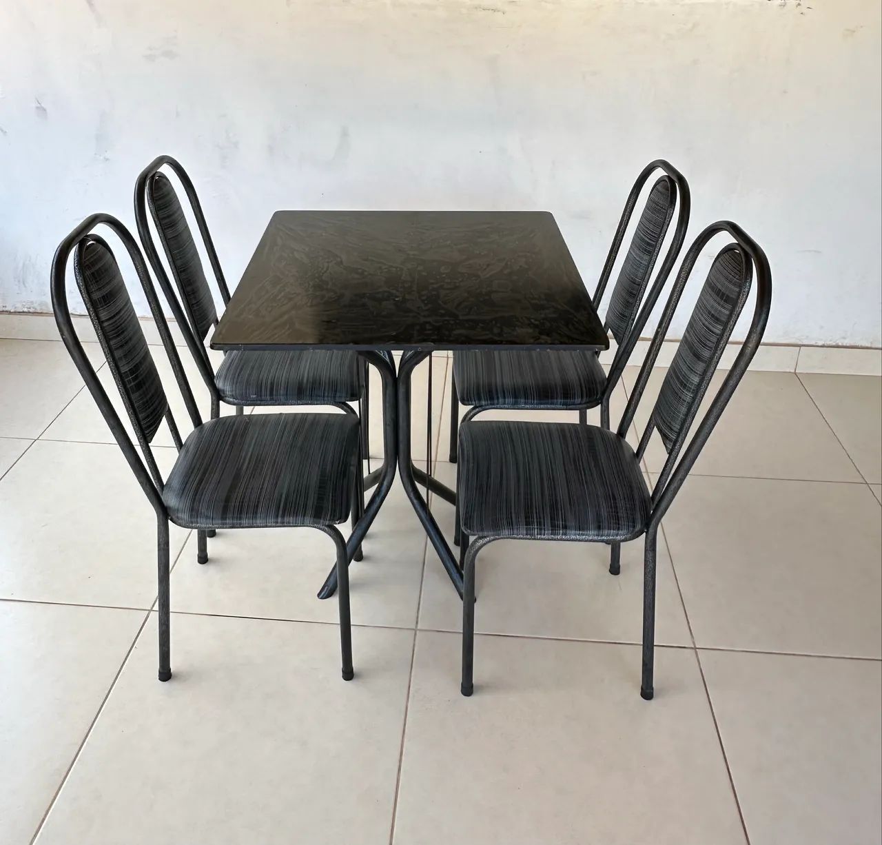  mesa com 4 cadeiras  - Foto 3