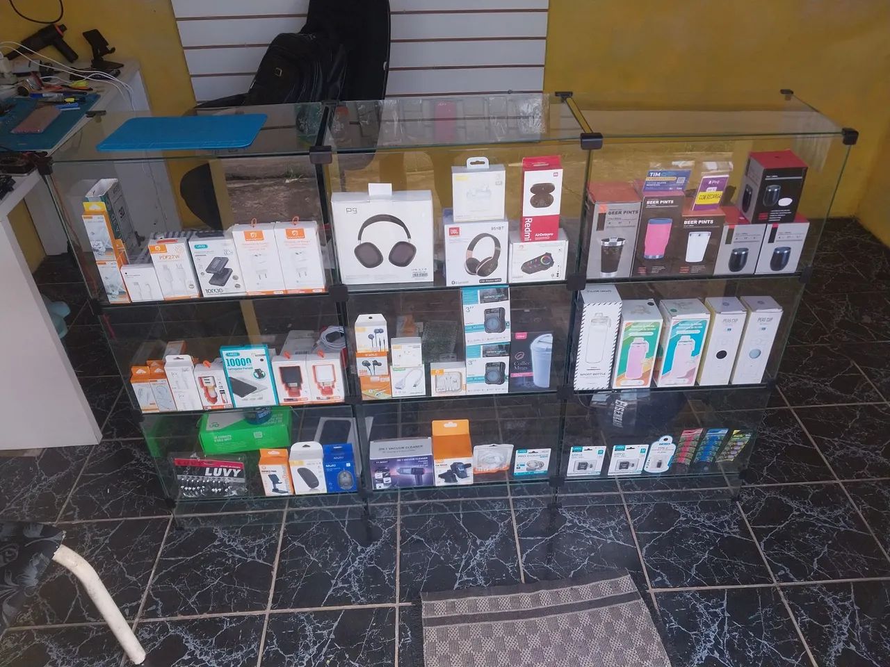 Estante de vidro com 6 compartimentos em perfeito estado. 