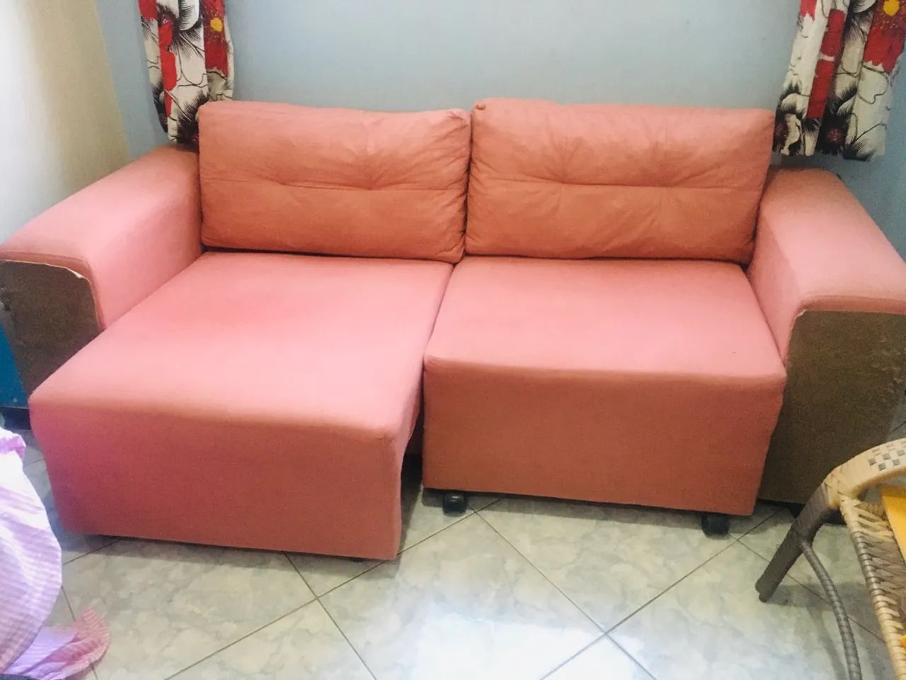 Vendo sofá rosa 3 lugares - Foto 4