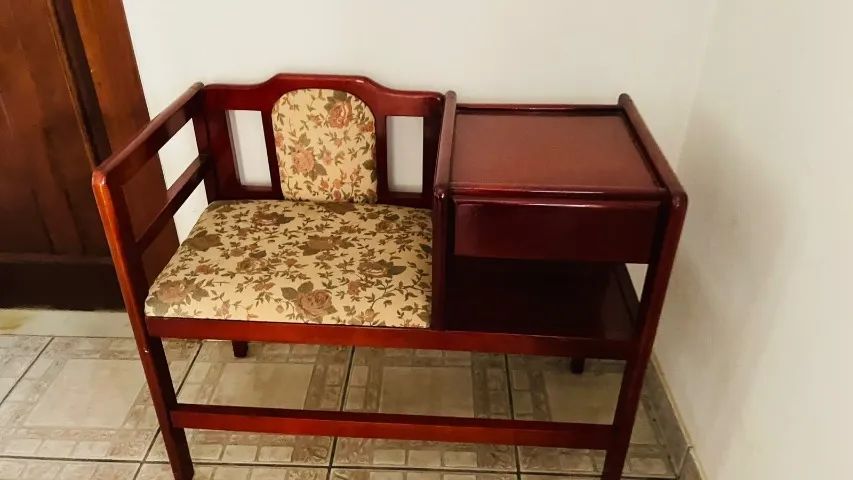 Mesa de telefone antiga