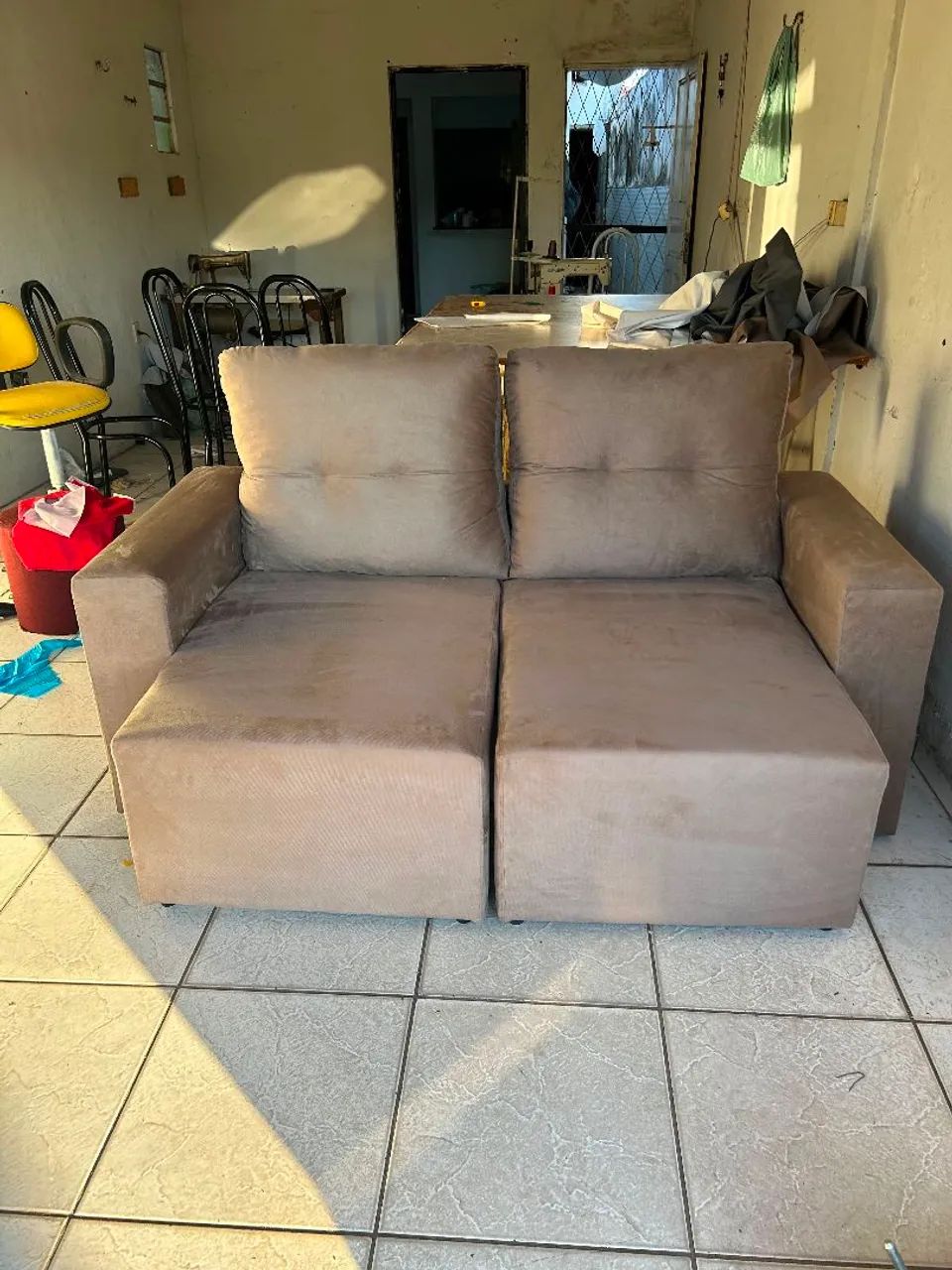 Vende se este sofá retrátil e reclinável 
