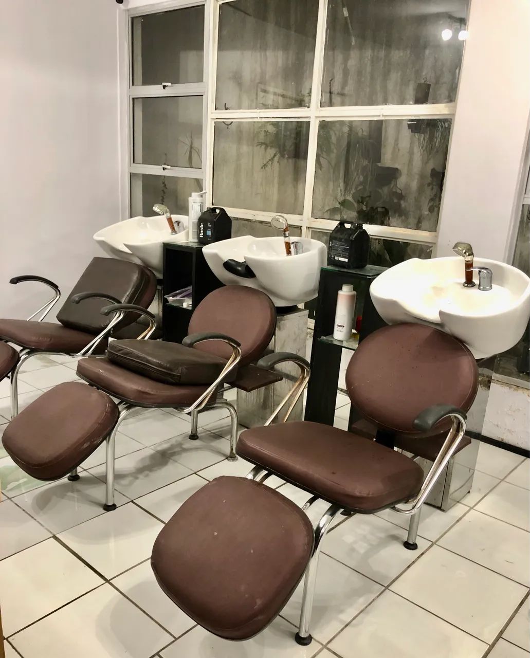 Lavatórios com Cuba de porcelana com descanso de pernas