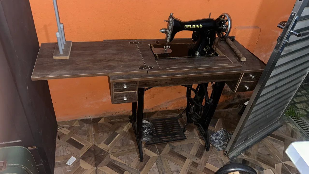Máquina de costura Elgin antiga 
