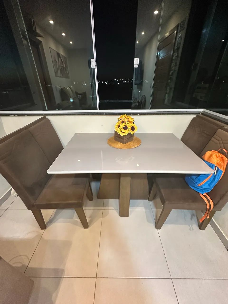 VENDO MESA  COM 4 CADEIRAS
