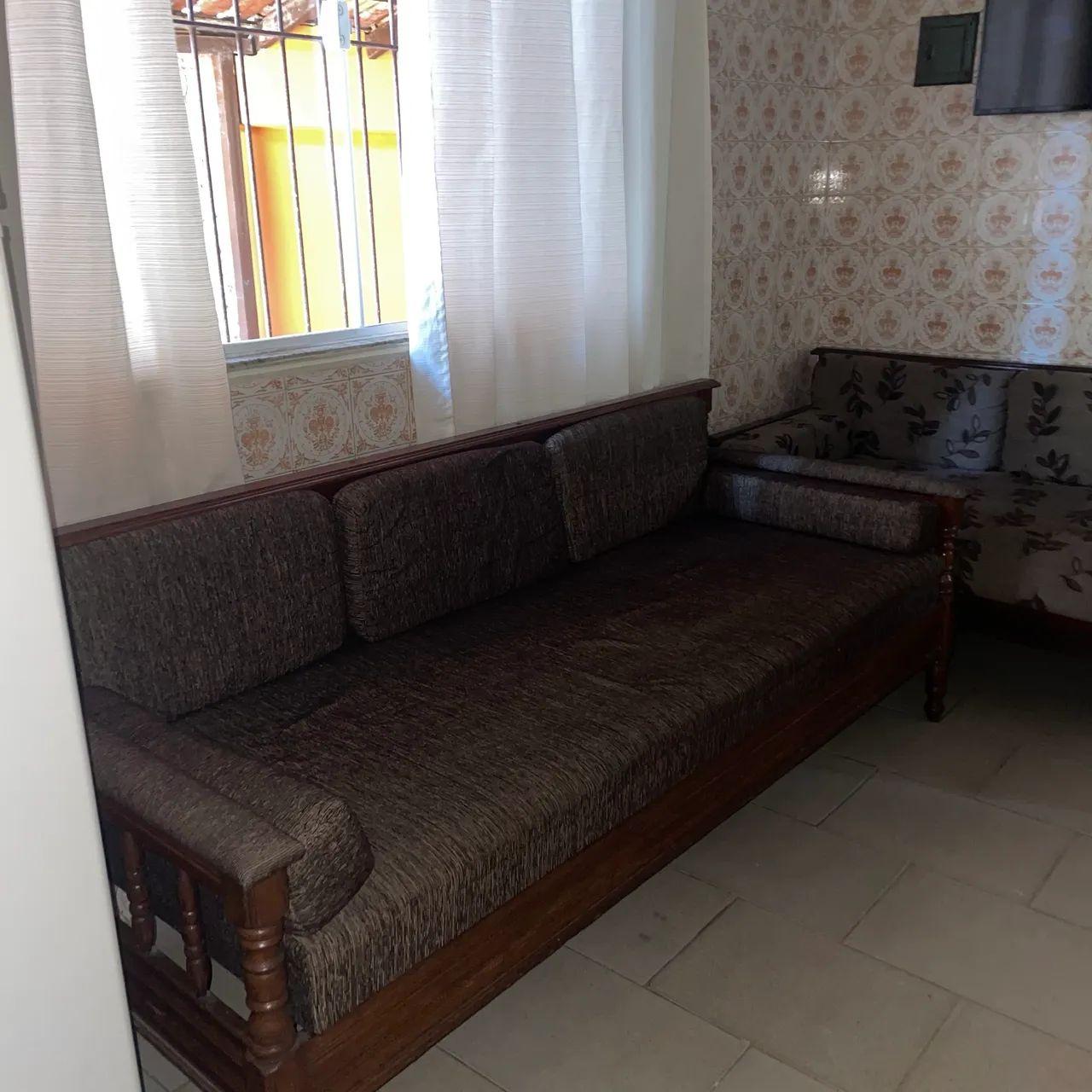 Vendo 2 Sofás de madeira 
