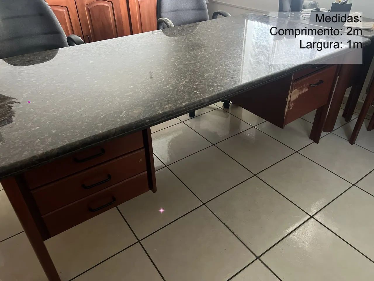 Mesa de madeira estilo mogno com tampa de granito - Foto 4
