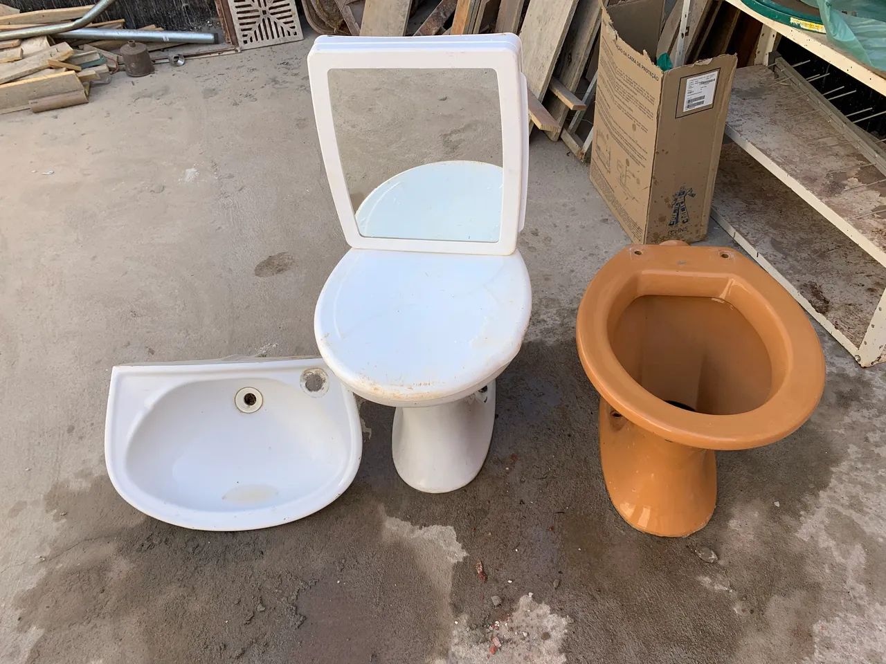 Vasos e pia e armário R$50,00 tudo