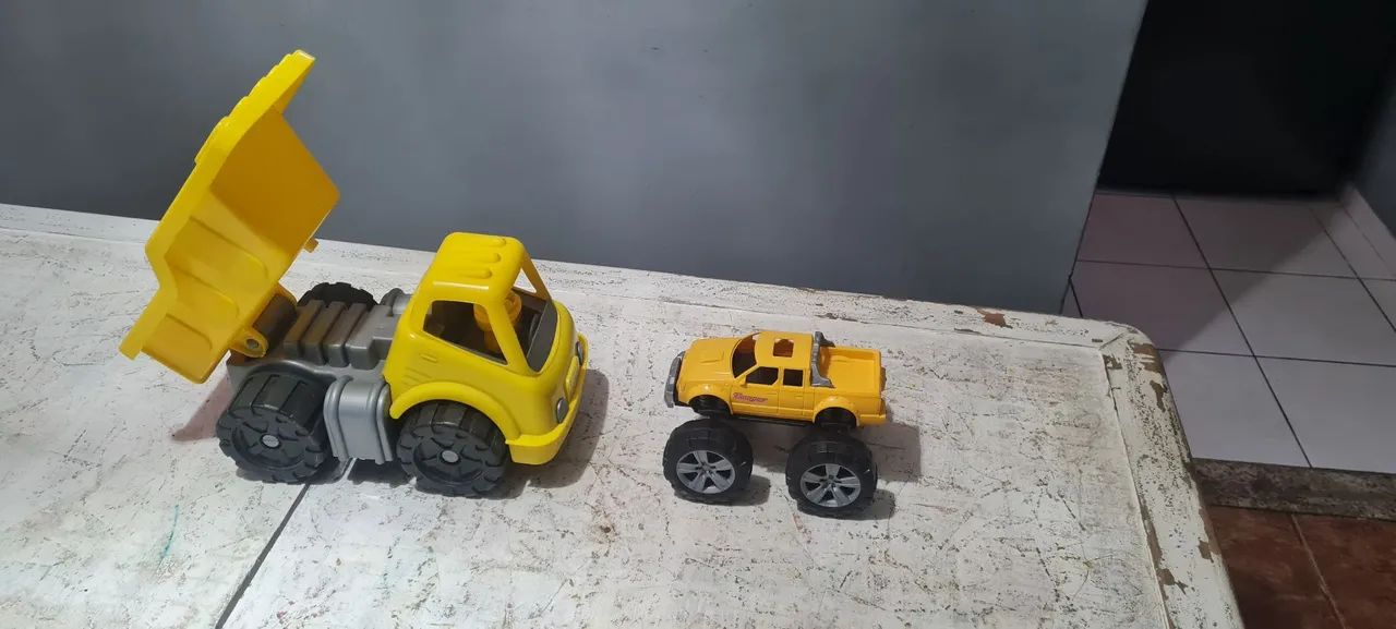 Lote de tratores e caminhão de plástico - Foto 4