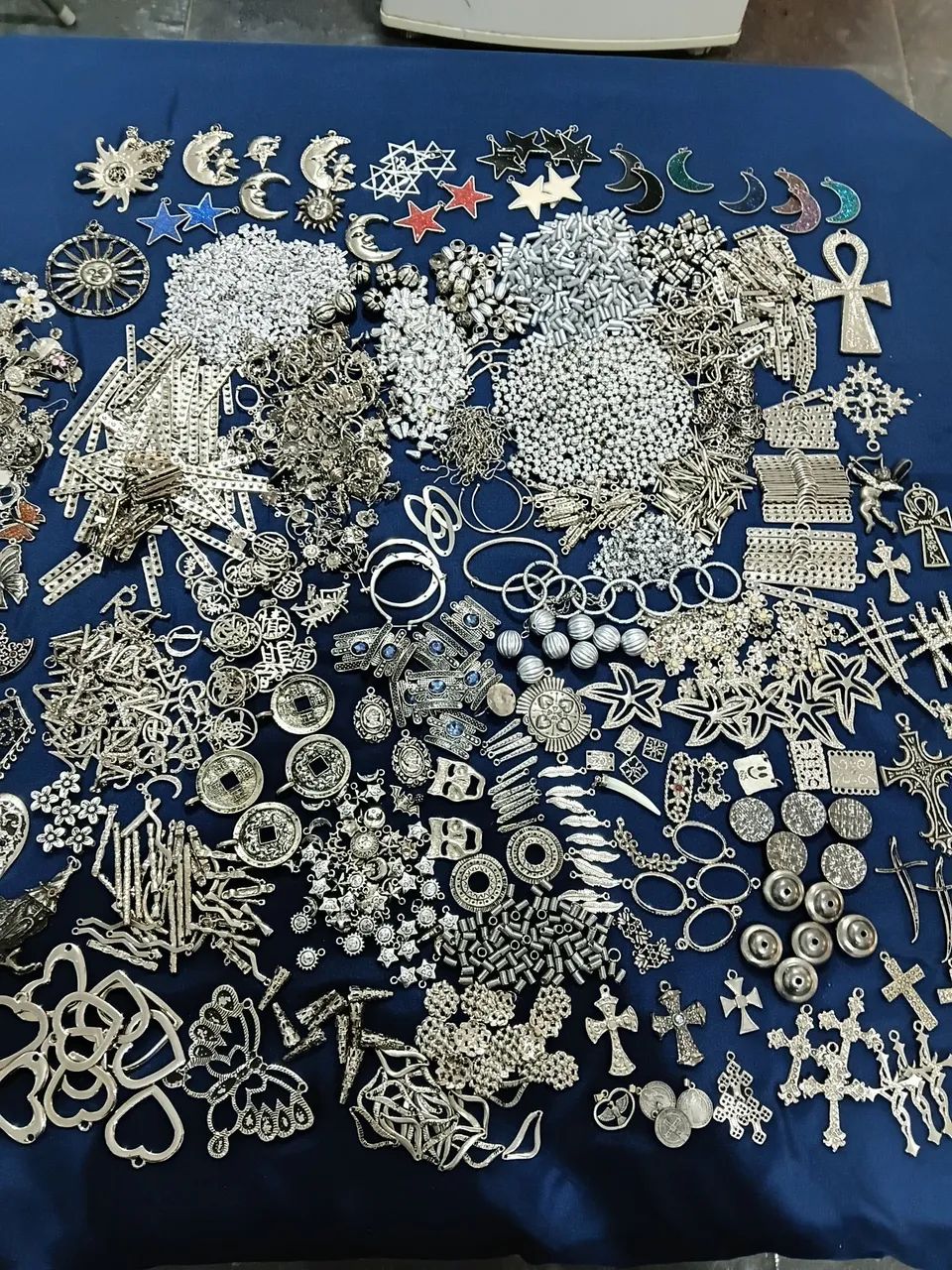Peças prateadas ,  variadas para montar bijuterias 