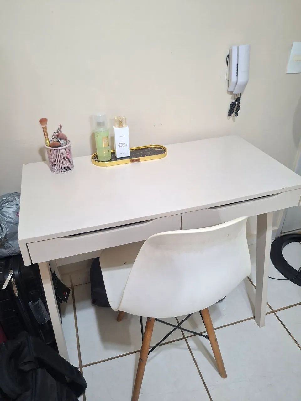 Mesa de estudo com cadeira