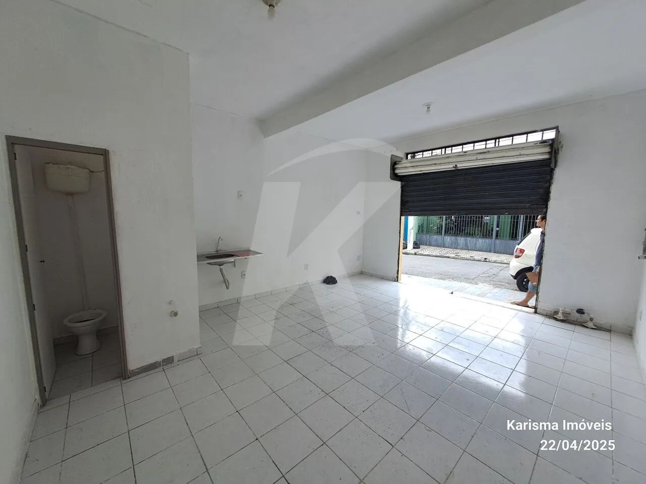 Salão comercial medindo 30 m² com banheiro e porta de aço. - Foto 3