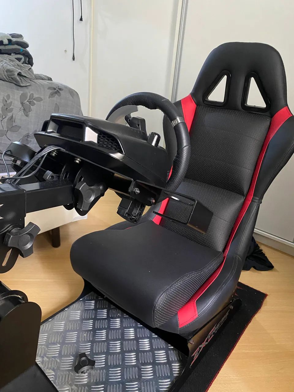 Cockpit gamer Extreme com volante e câmbio Logitech  - Foto 5