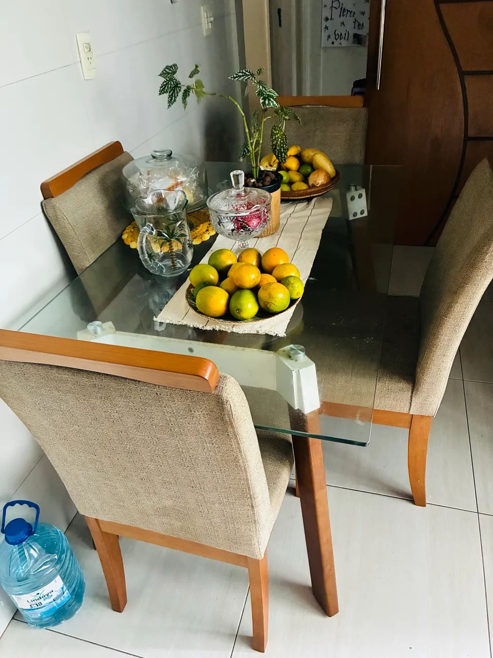 Mesa de vidro com 4 cadeiras estofadas em excelente estado. - Foto 4