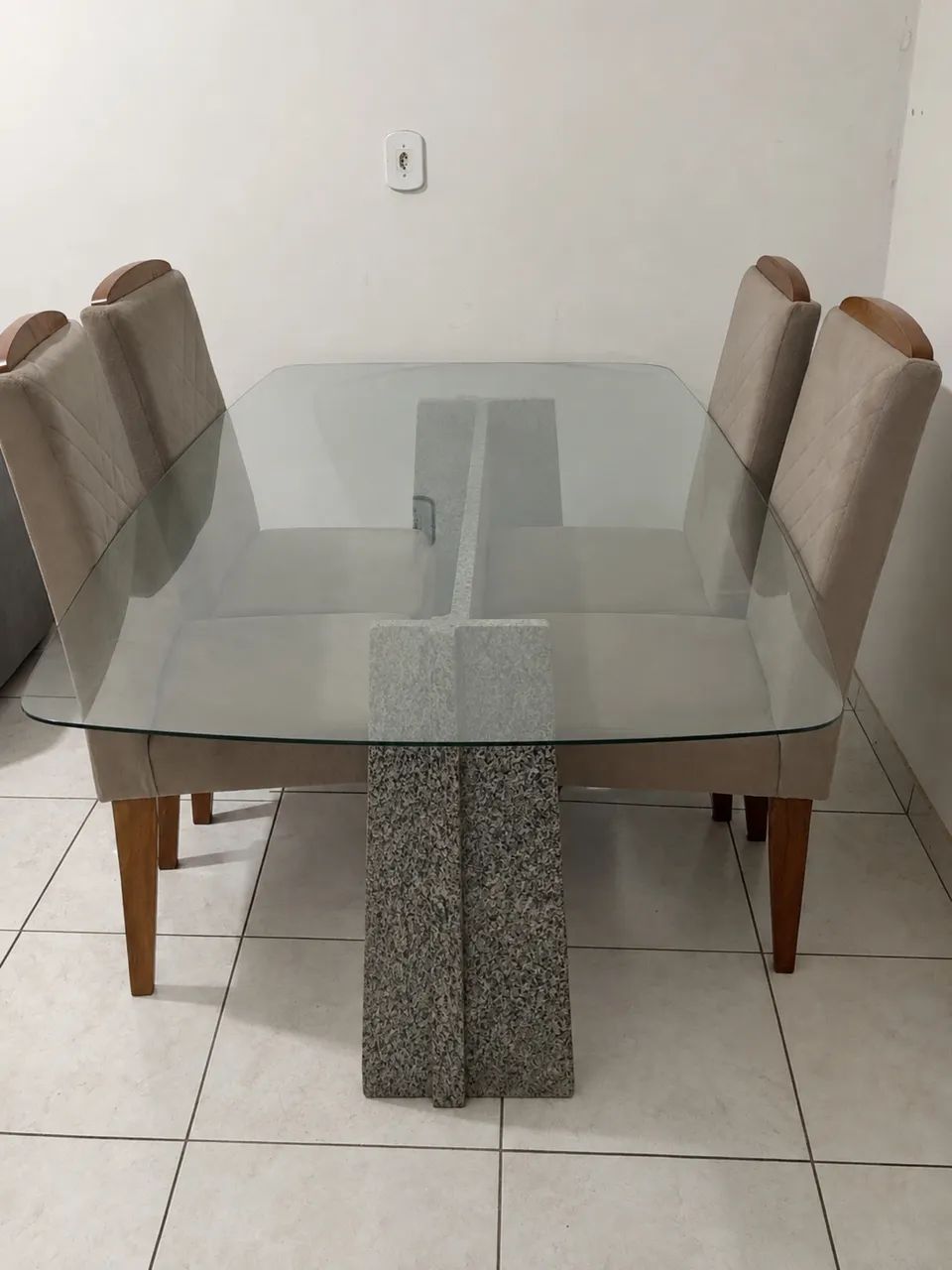 MESA DE MÁRMORE E CADEIRAS