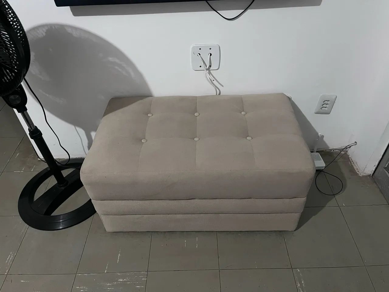 sofá retrátil de 2 lugares, bege, que também funciona como sofá-cama e Pufe - Foto 4