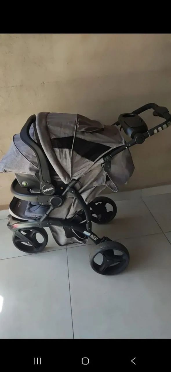 Carrinho de bebê com bebê conforto