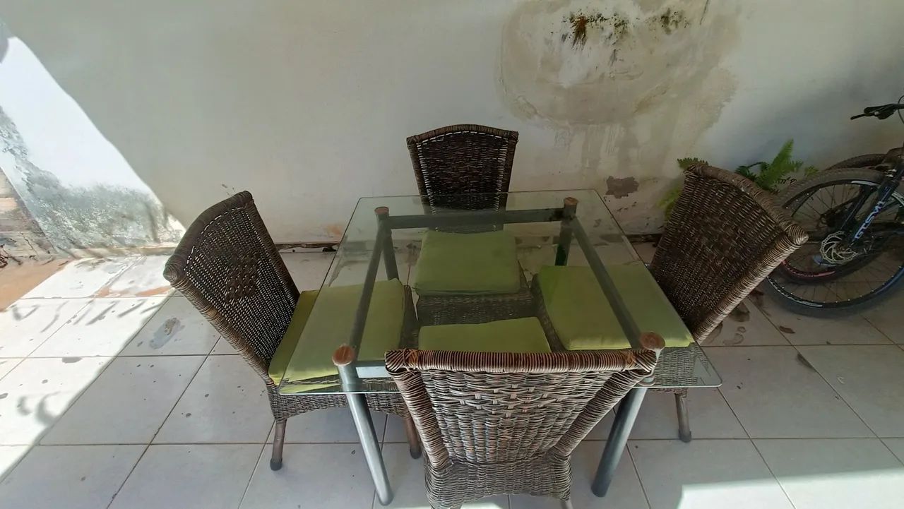 Mesa de vidro com 4 cadeiras.  - Foto 3