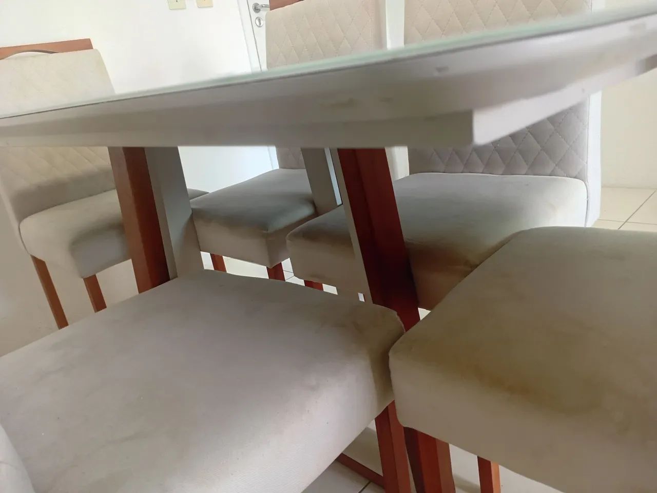 Vendo conjunto de mesa de jantar retangular com tampo de vidro laqueado e 6 cadeiras  - Foto 3