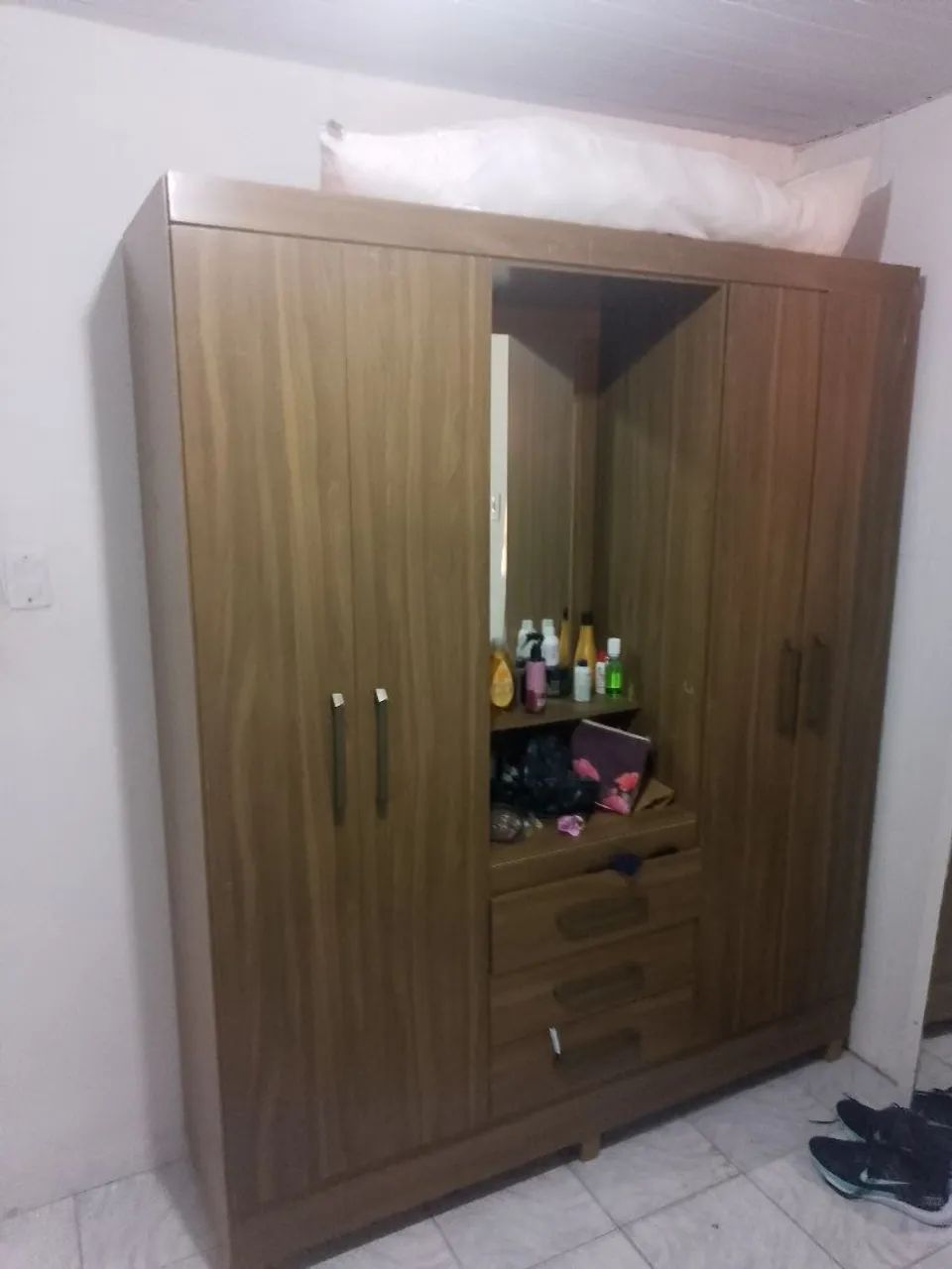 Vendo um guarda roupa e um rack 