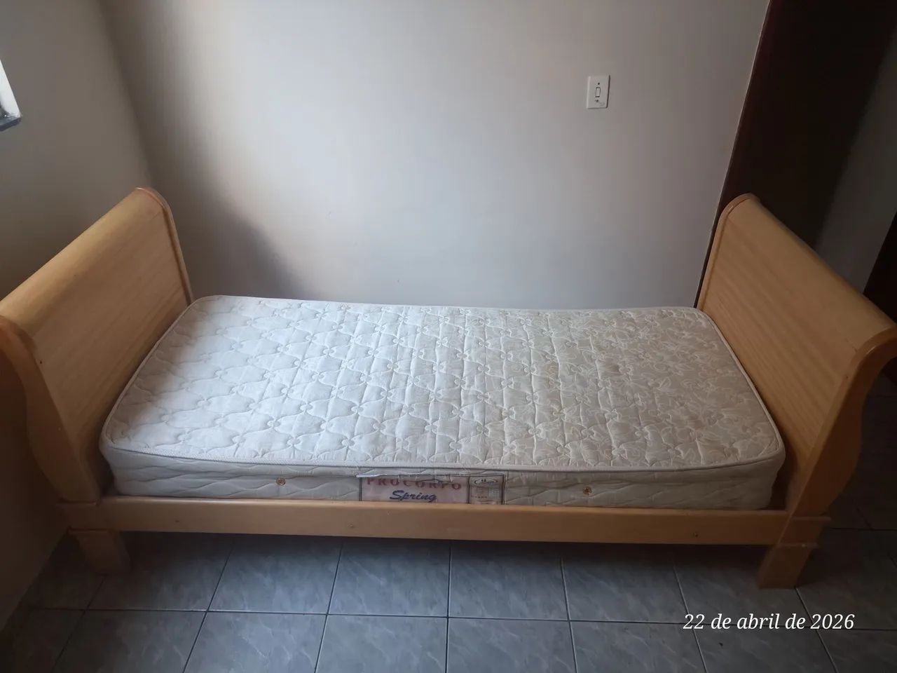 Cama para solteiro em madeira com colchão 