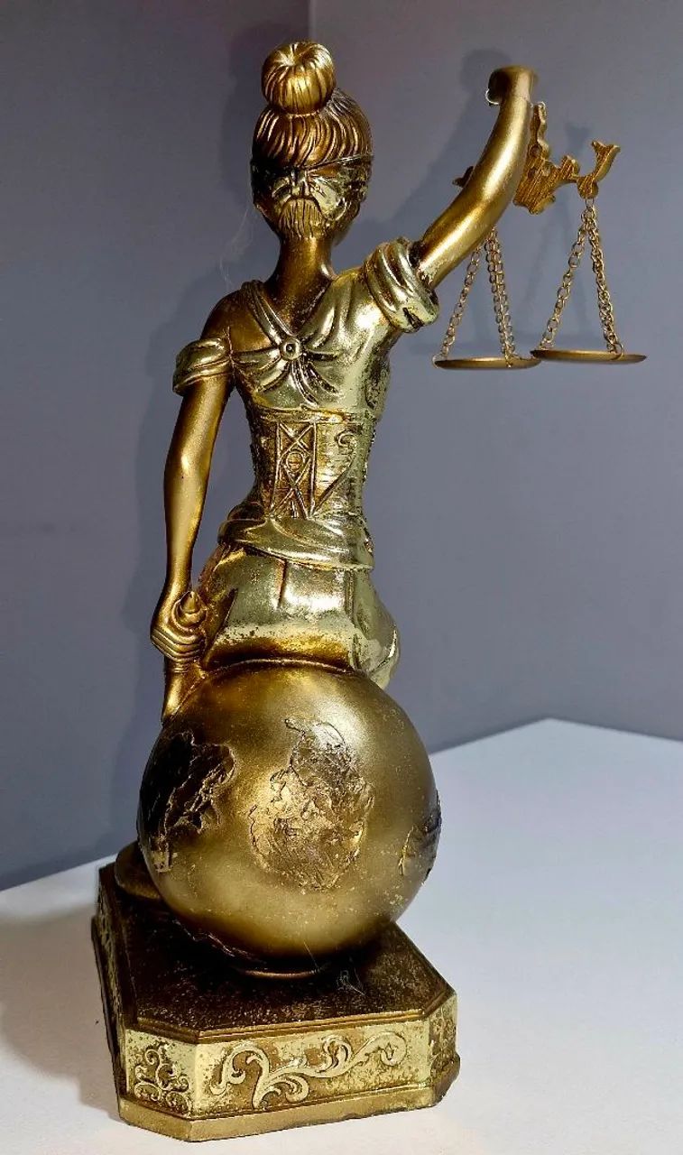 Estátua Themis Deusa da Justiça Dourada 32cm - Foto 3