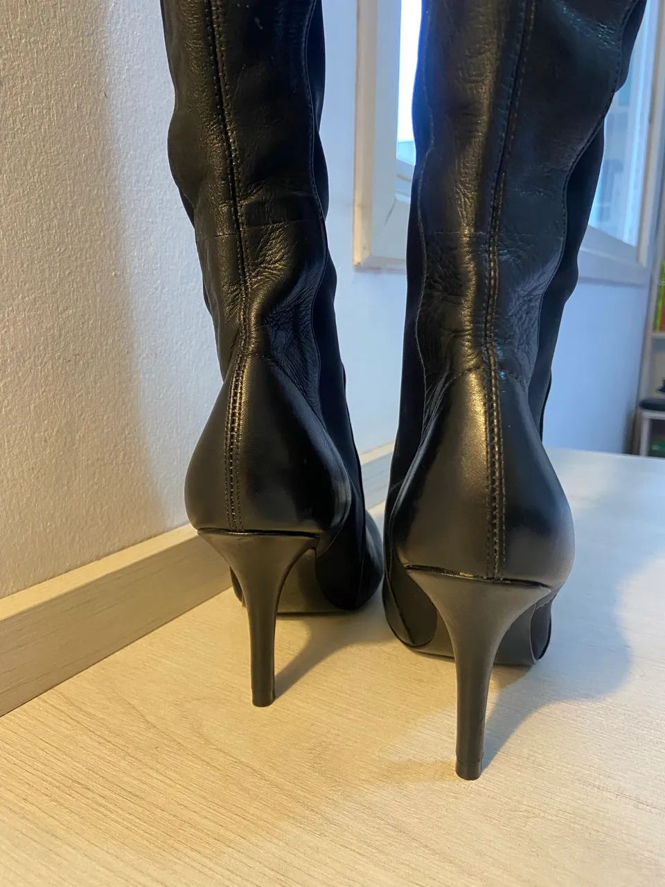 Bota Arezzo cano longo couro - Foto 4