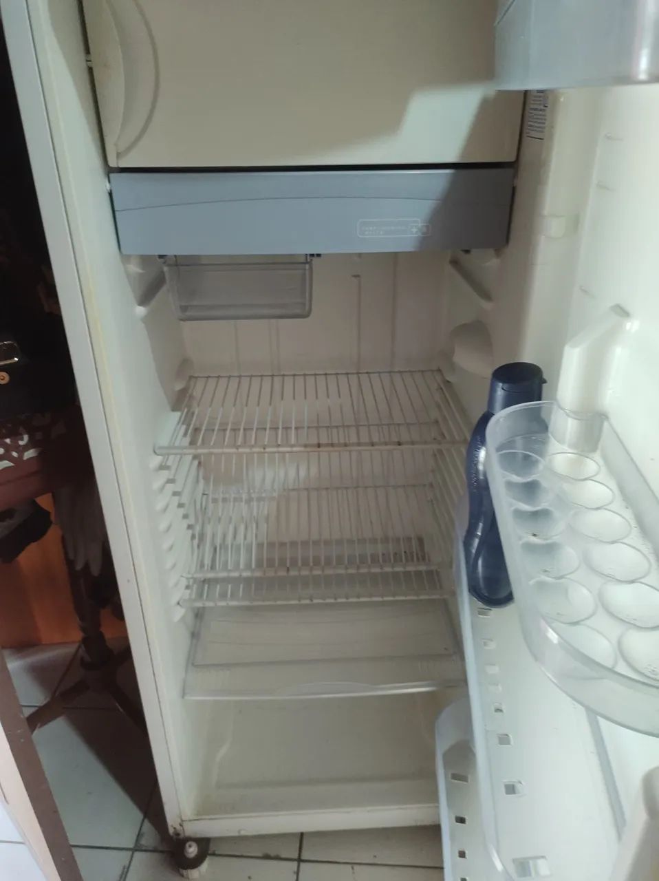 Vendo geladeira Consul ,funcionando perfeitamente,porém tem marcas de uso - Foto 2