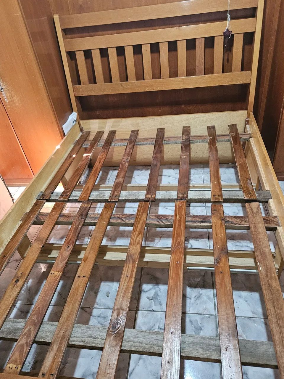 Cama de casal em madeira maciça com gavetões