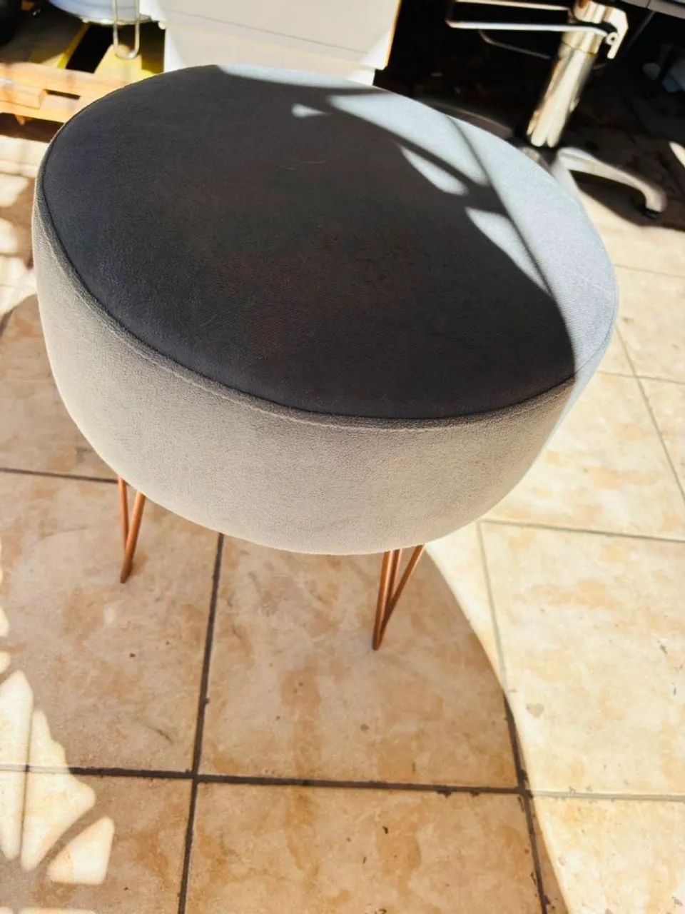 2 pufs cinza com pés dourados  - Foto 2
