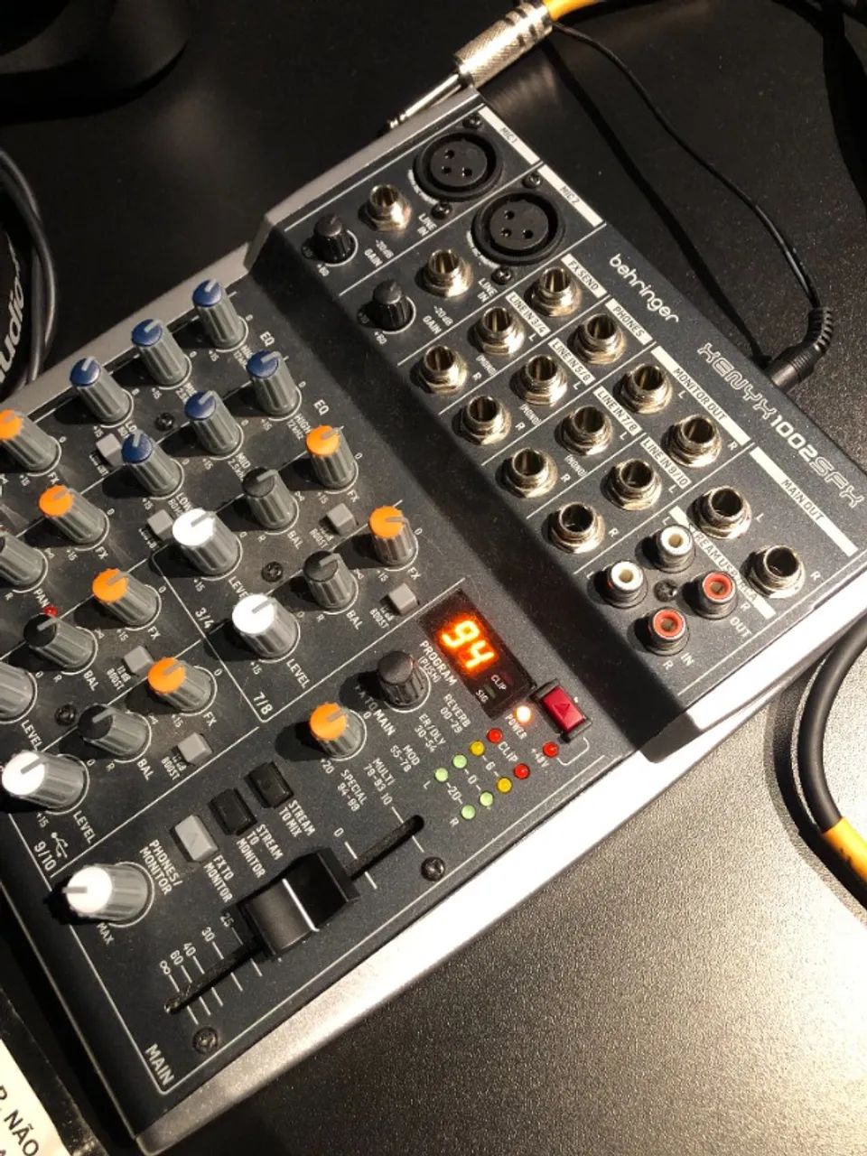[VENDO] Mesa de Som Behringer Xenyx 1002SFX - 10 Canais com Interface USB e Efeitos Klark 