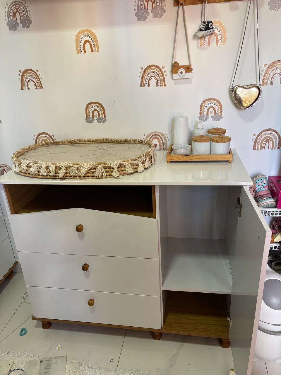 Cômoda infantil com kit higiene e trocador  - Foto 2