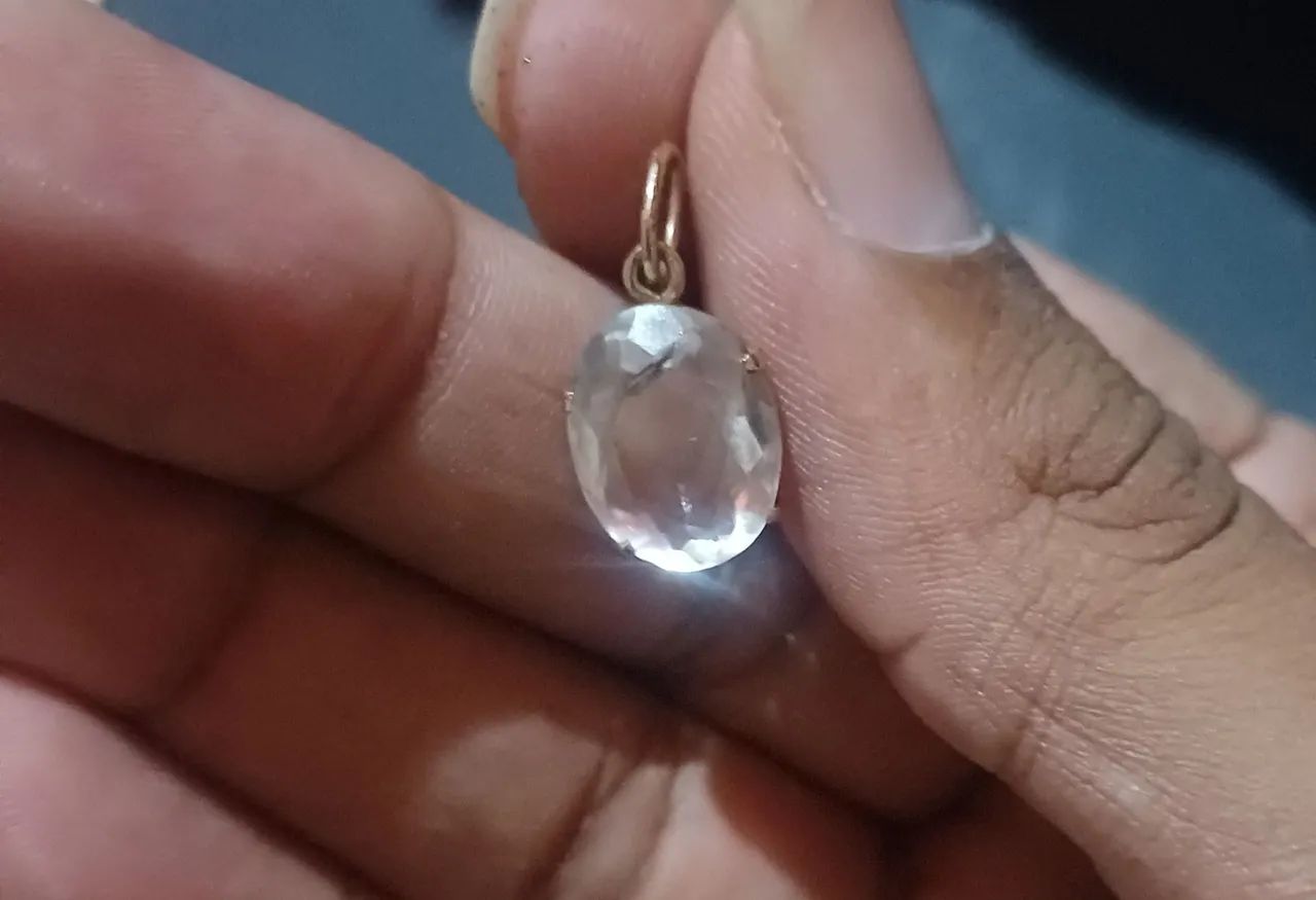 Pingente de ouro 18k e quartzo de rocha lapidada 