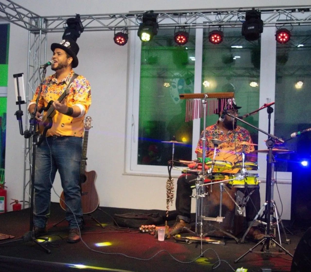 Voz, violão e percuteria  - Foto 5