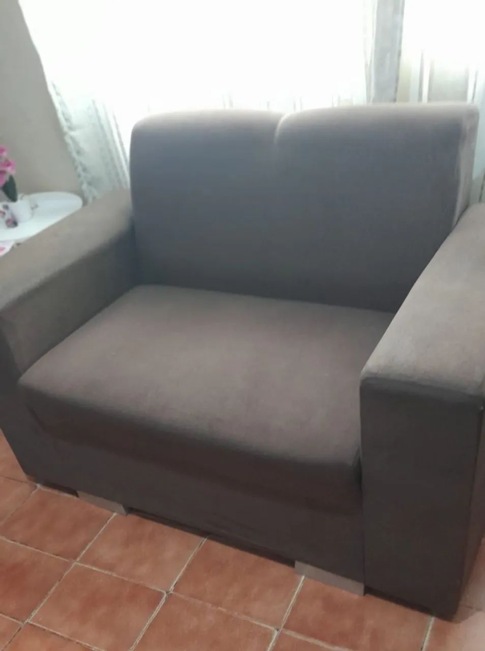 Sofá na cor marrom 