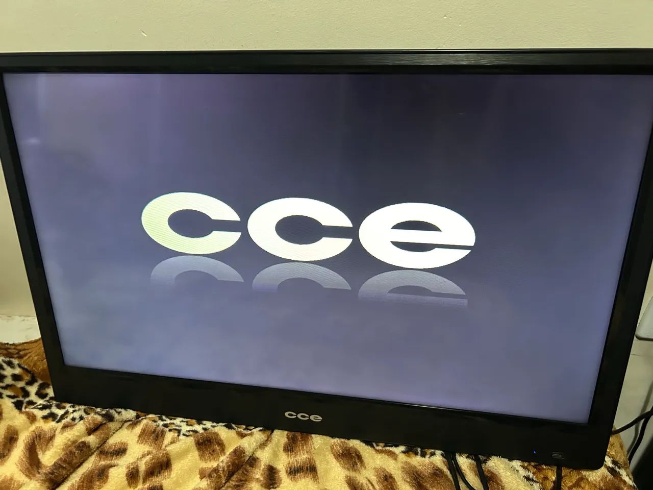 TV LED CCE 28? - Modelo LT28G - Excelente Estado - Foto 2