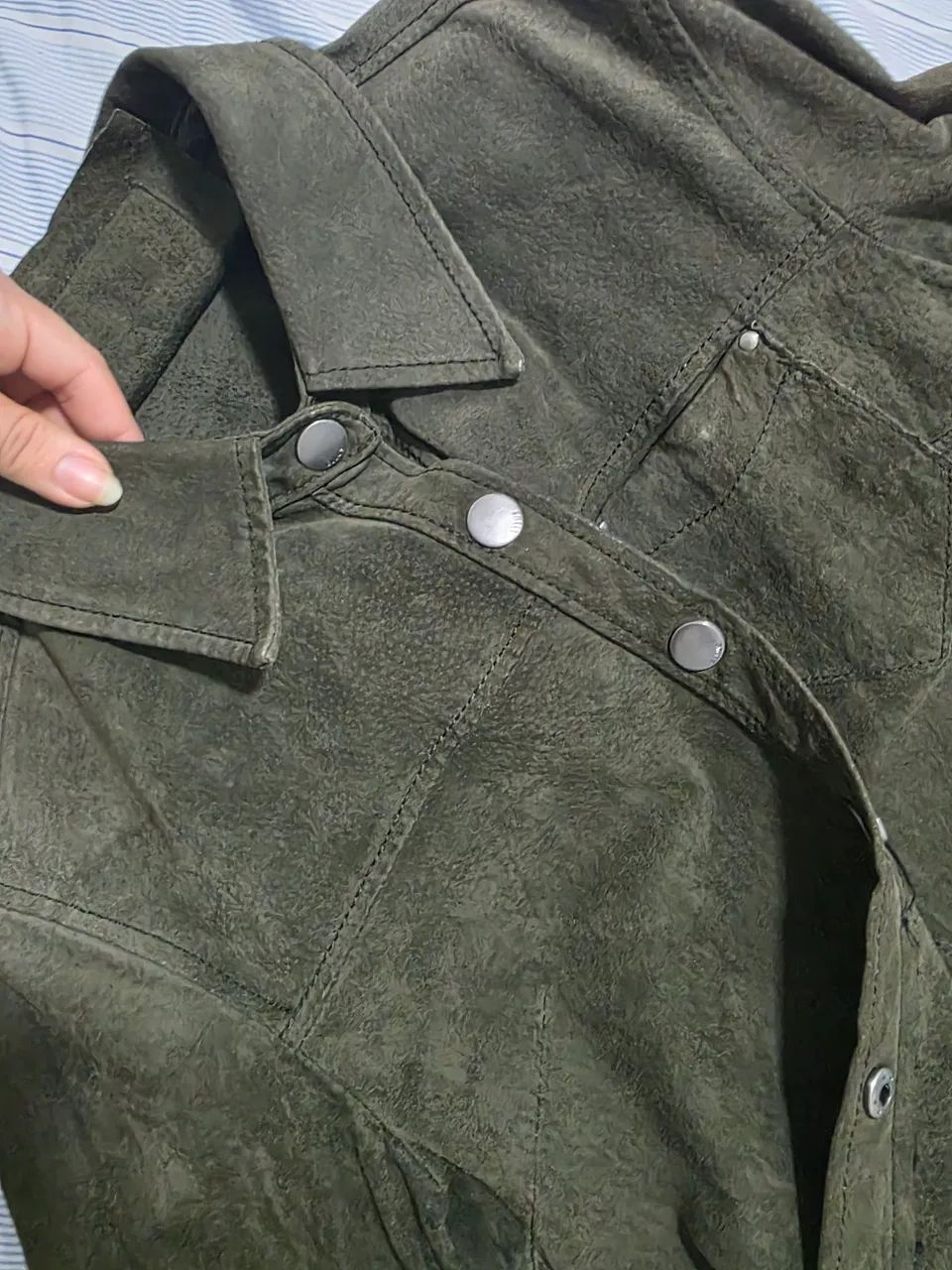 Camisa couro legítimo Ellus .tam M. Verde  - Foto 3