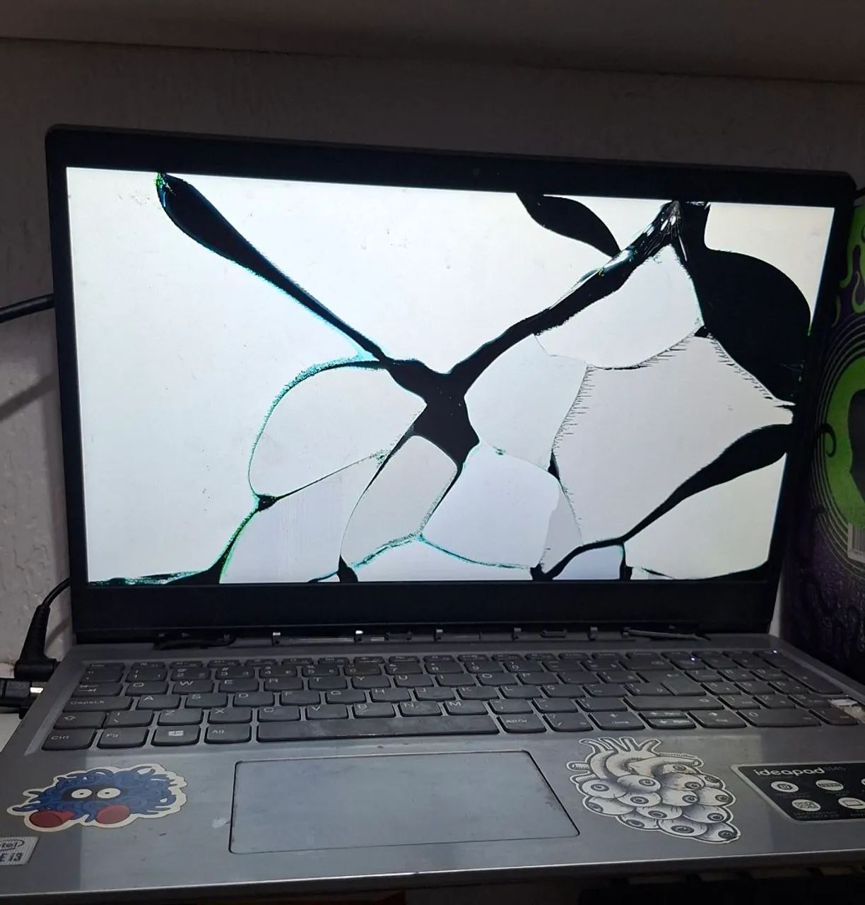 Notebook Lenovo tela quebrada