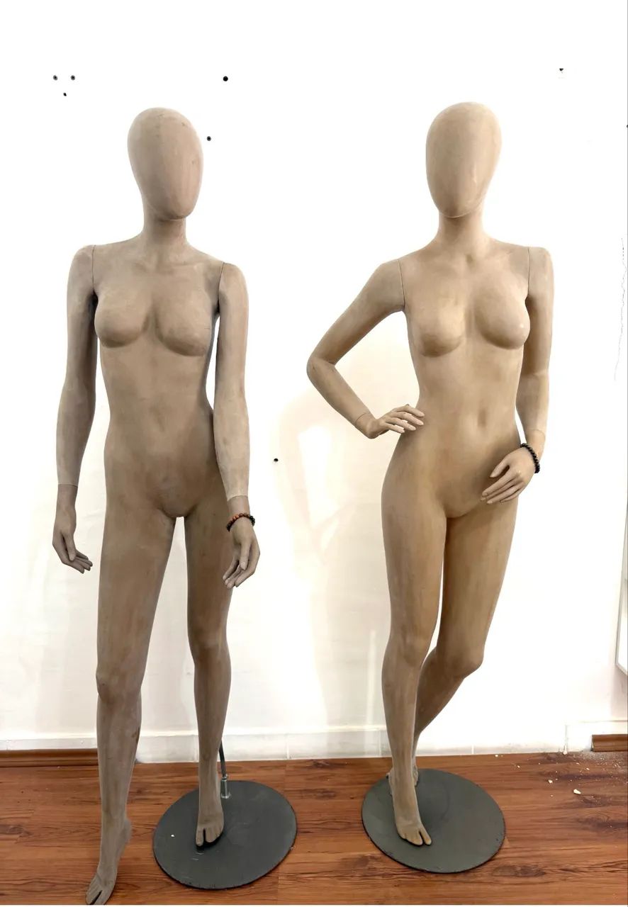Manequim feminino corpo inteiro aveludado 