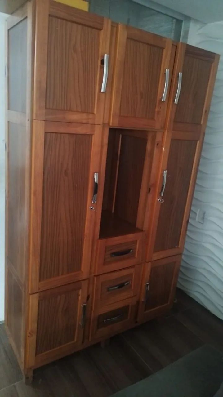 Guarda roupa madeira.