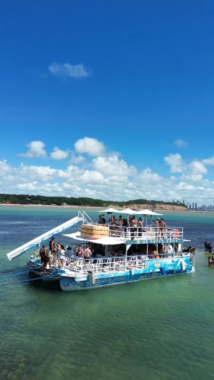 Passeio de catamaram piscinas naturais 