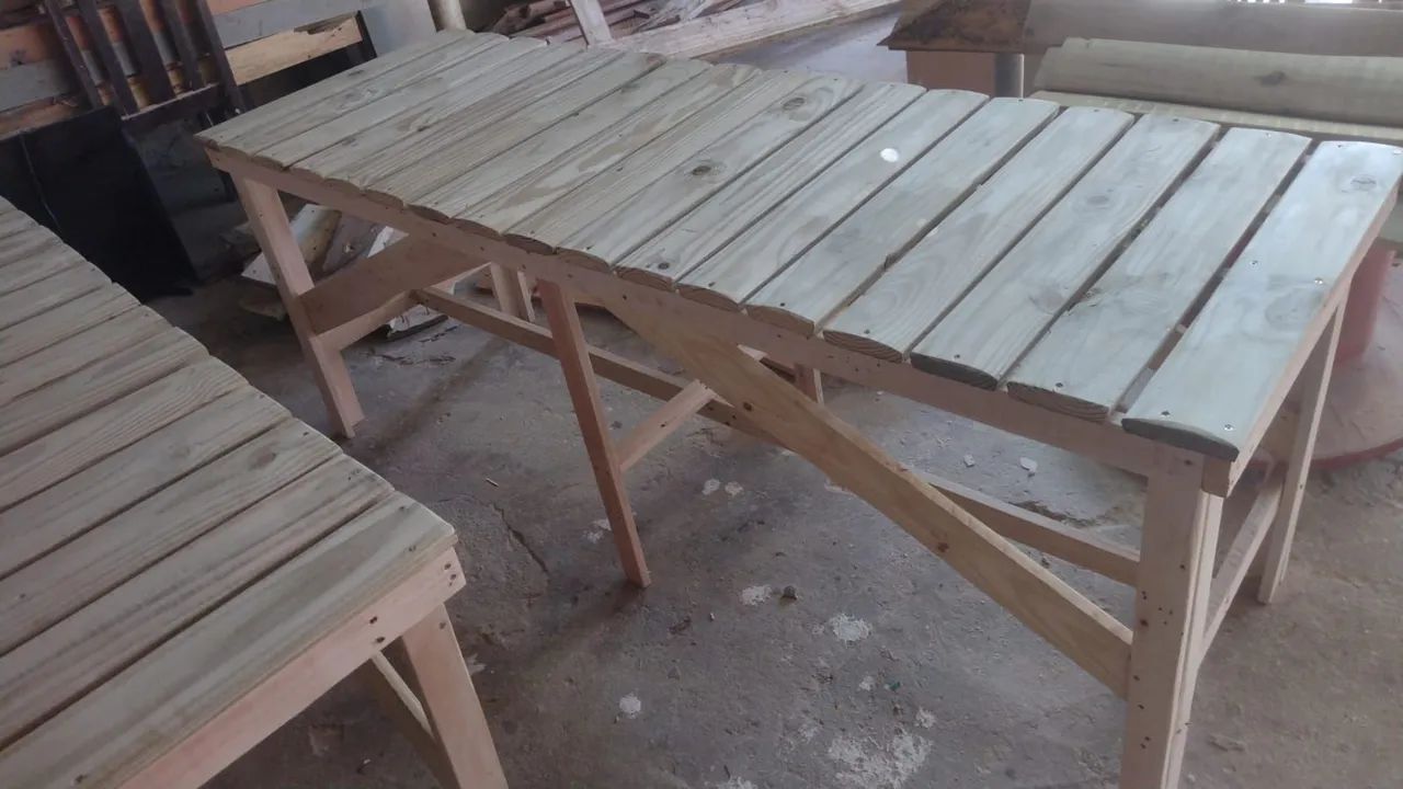 Mesa pra bronzeamento, toda de madeira  - Foto 5